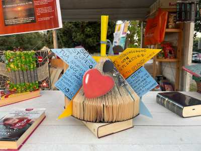 ...e offriamo tanta letteratura prestando volumi raccolti un po� ovunque. Seguiamo il principio secondo il quale se l�uomo non va dalla cultura, la cultura va dall�uomo�